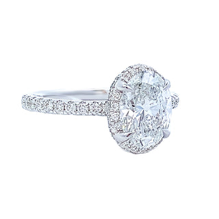 Oval halo engagement ring