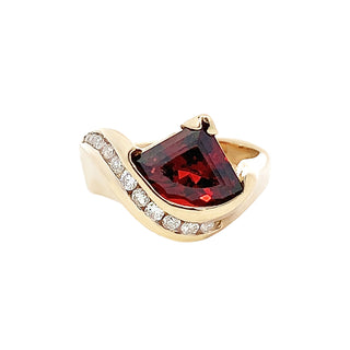 Fan garnet ring